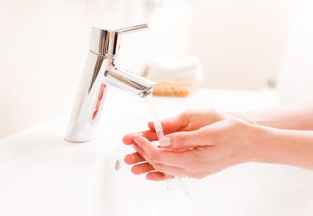 Mains lavées sous l'eau du robinet