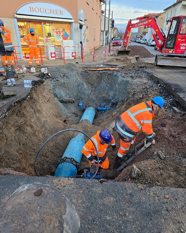Travaux casse sur conduite route de Charlieu à Roanne
